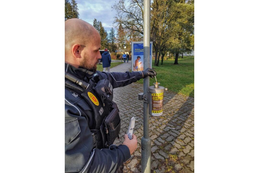 FOTO: Zvolenskí mestskí policajti zbierajú injekčné striekačky, foto 3