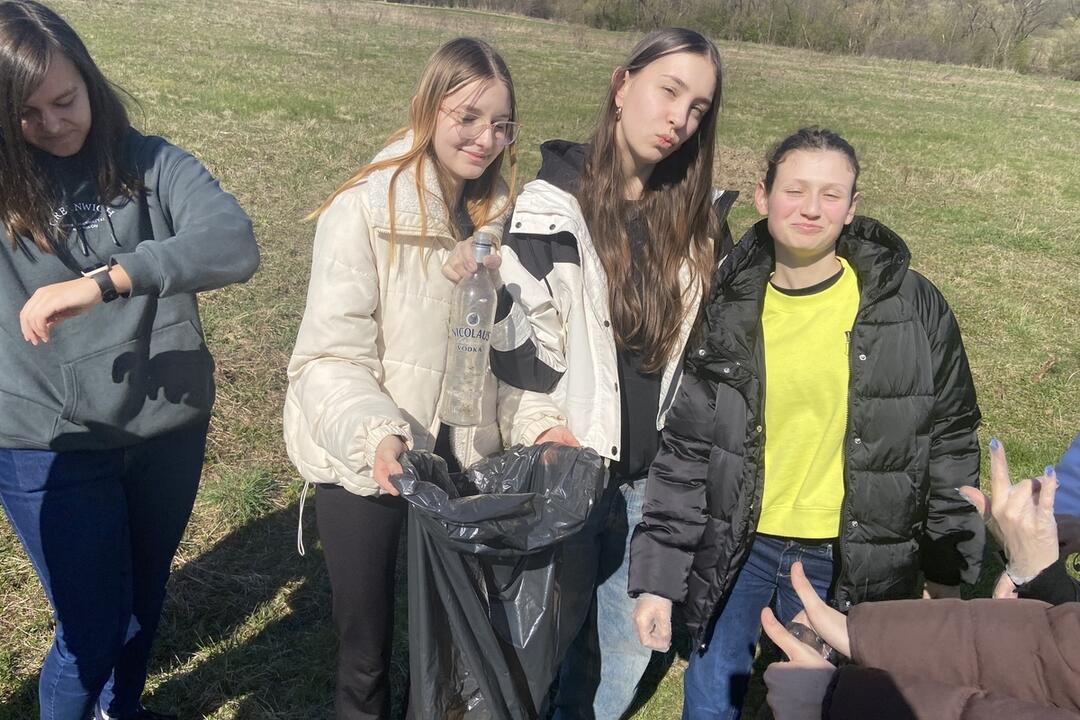 FOTO: Gymnazisti zo Žiaru nad Hronom čistili mesto, foto 3