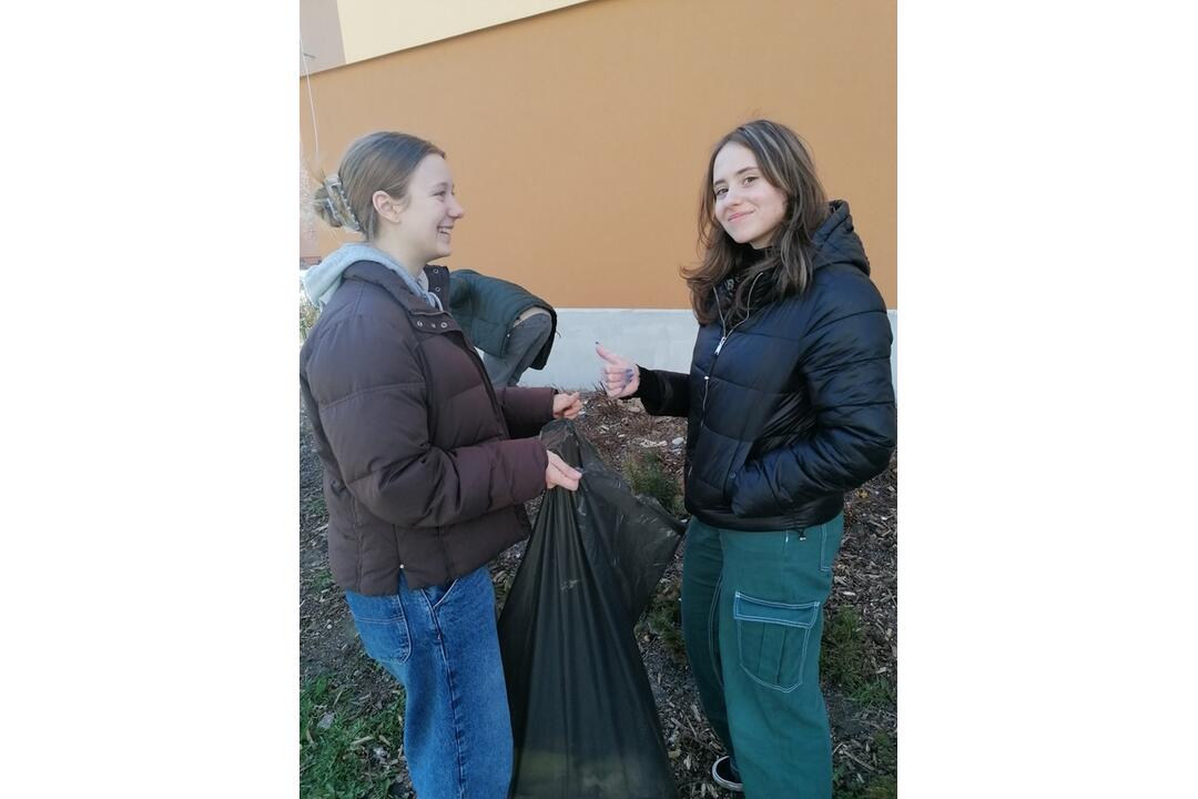 FOTO: Gymnazisti zo Žiaru nad Hronom čistili mesto, foto 7