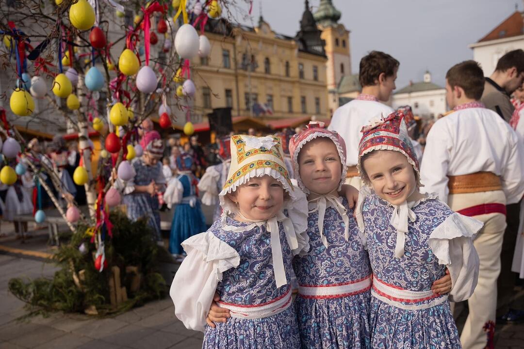 FOTO: Malí tanečníci z folklórneho súboru Radosť vystúpili na banskobystrickom námestí, foto 1