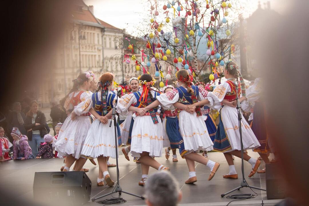 FOTO: Malí tanečníci z folklórneho súboru Radosť vystúpili na banskobystrickom námestí, foto 4