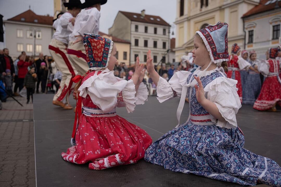 FOTO: Malí tanečníci z folklórneho súboru Radosť vystúpili na banskobystrickom námestí, foto 5
