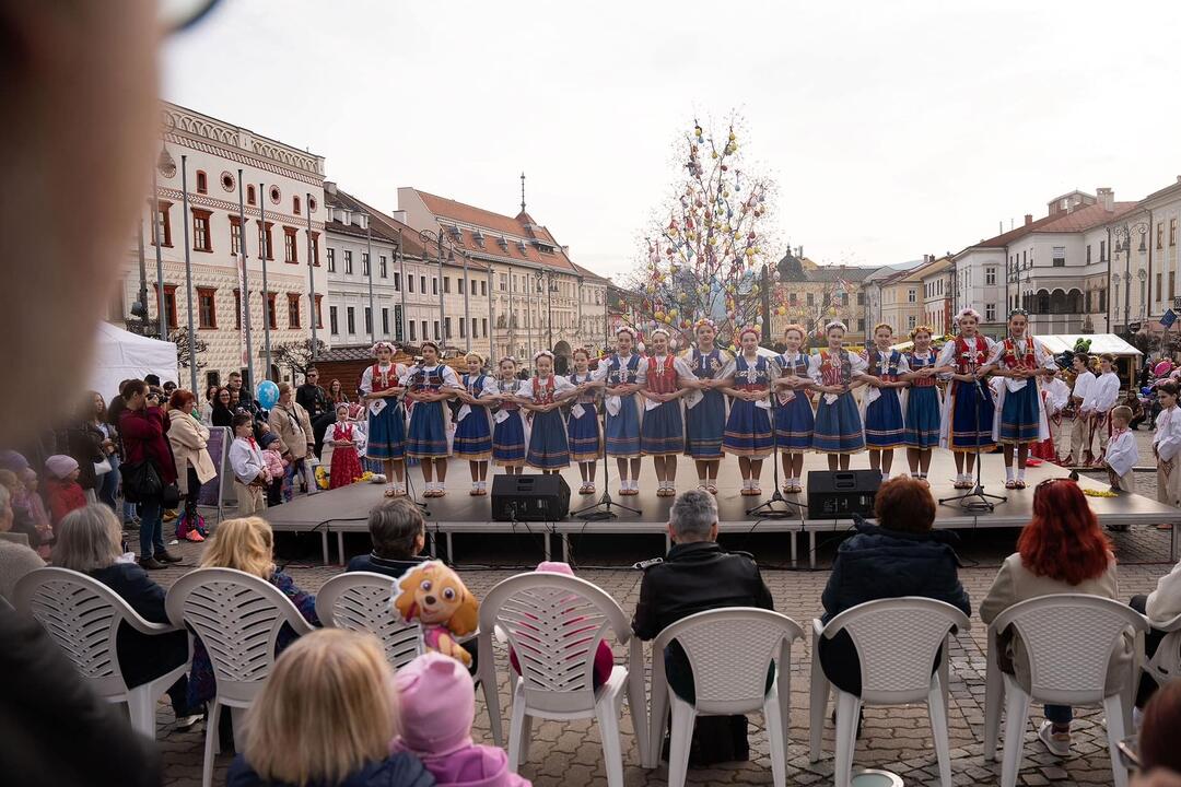 FOTO: Malí tanečníci z folklórneho súboru Radosť vystúpili na banskobystrickom námestí, foto 6