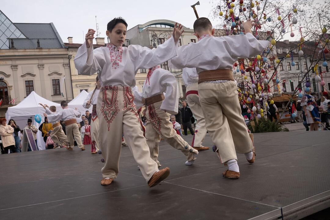 FOTO: Malí tanečníci z folklórneho súboru Radosť vystúpili na banskobystrickom námestí, foto 7