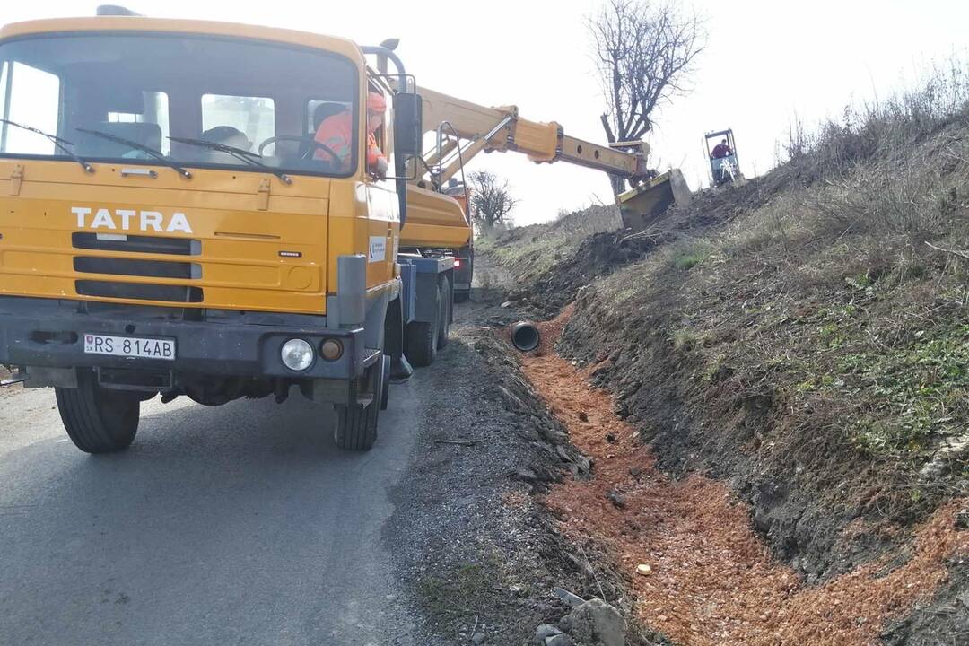 FOTO:  Cestári spevňovali vozovku po zosuve pôdy pri Belíne, foto 1