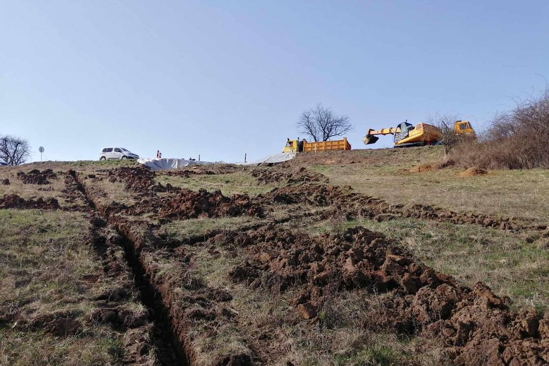 FOTO:  Cestári spevňovali vozovku po zosuve pôdy pri Belíne, foto 2