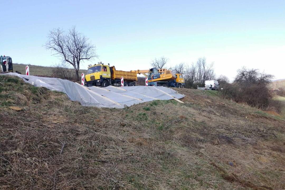 FOTO:  Cestári spevňovali vozovku po zosuve pôdy pri Belíne, foto 3
