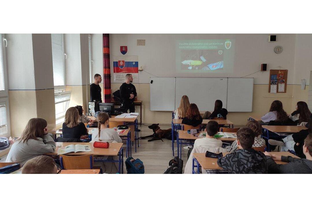 FOTO: Policajti v lučeneckej škole, foto 1