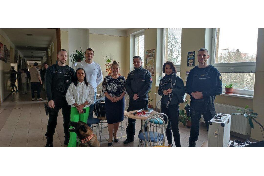 FOTO: Policajti v lučeneckej škole, foto 6