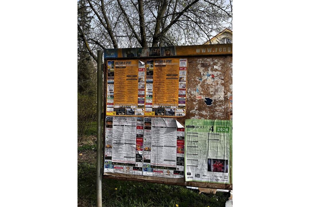 FOTO: Výlep plagátov v Banskej Bystrici, foto 1