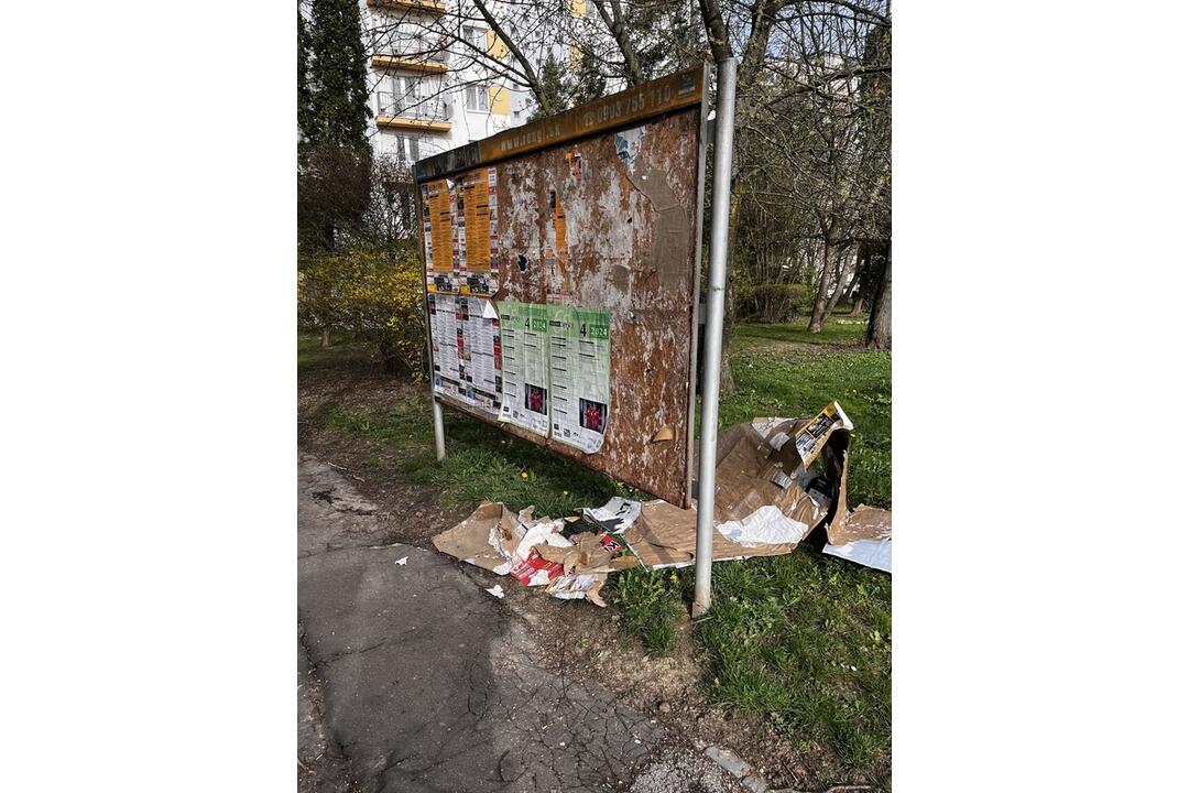 FOTO: Výlep plagátov v Banskej Bystrici, foto 2