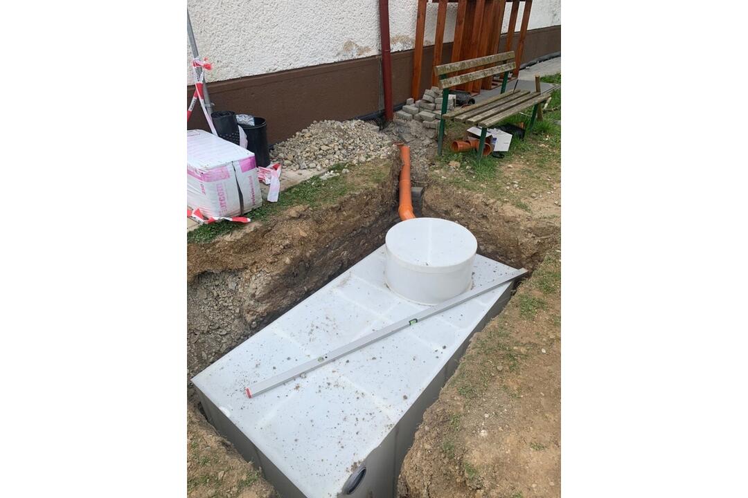 FOTO: Banská Bystrica skrášlila areály viacerých škôlok, foto 1