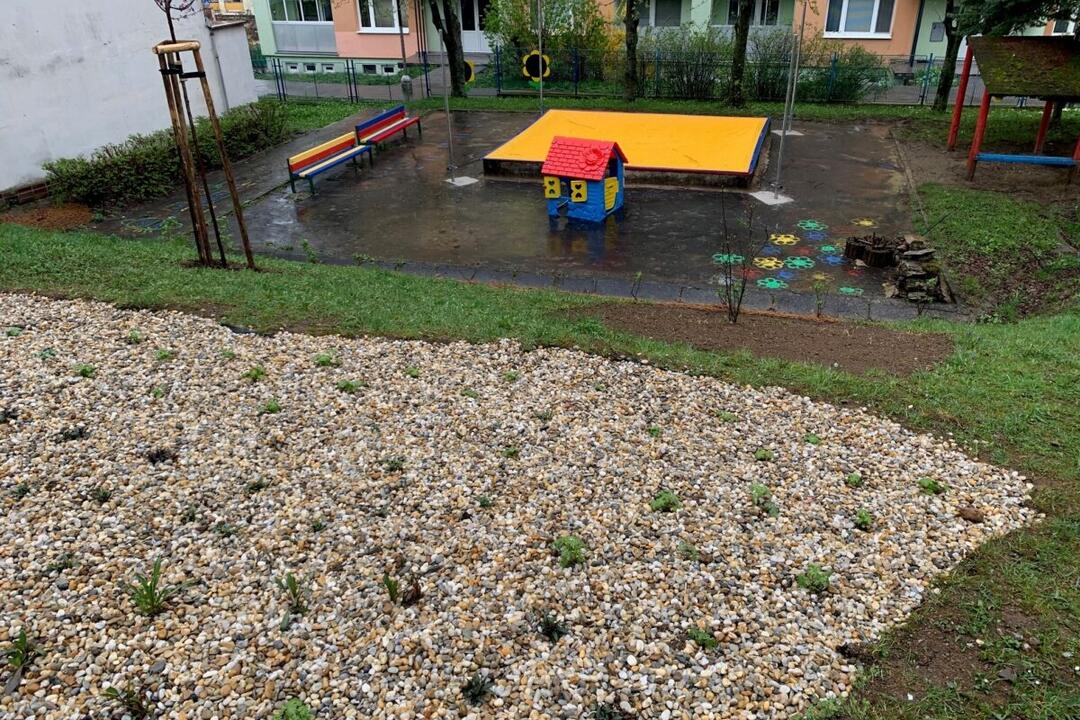 FOTO: Banská Bystrica skrášlila areály viacerých škôlok, foto 2