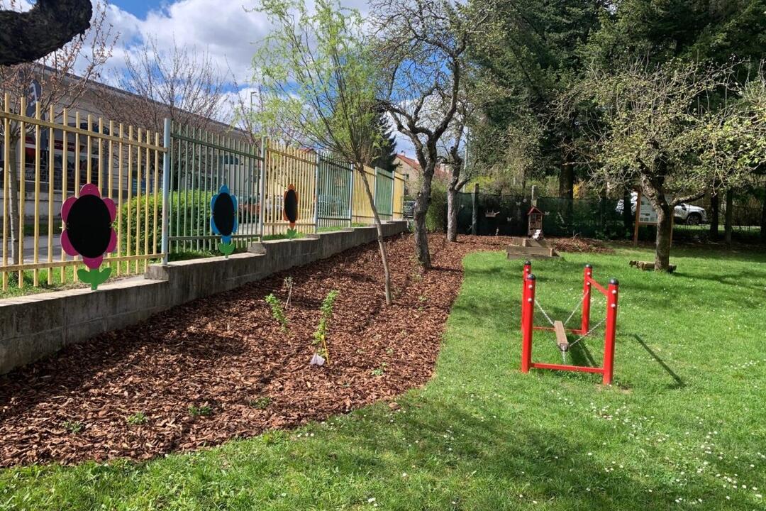 FOTO: Banská Bystrica skrášlila areály viacerých škôlok, foto 3