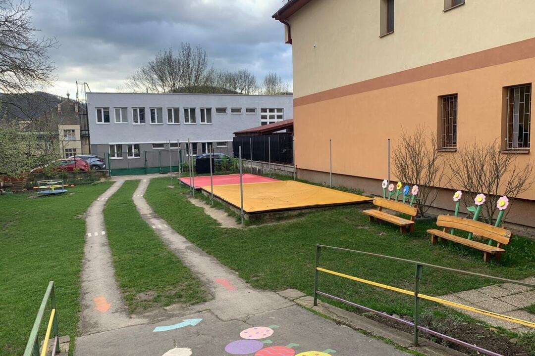 FOTO: Banská Bystrica skrášlila areály viacerých škôlok, foto 4
