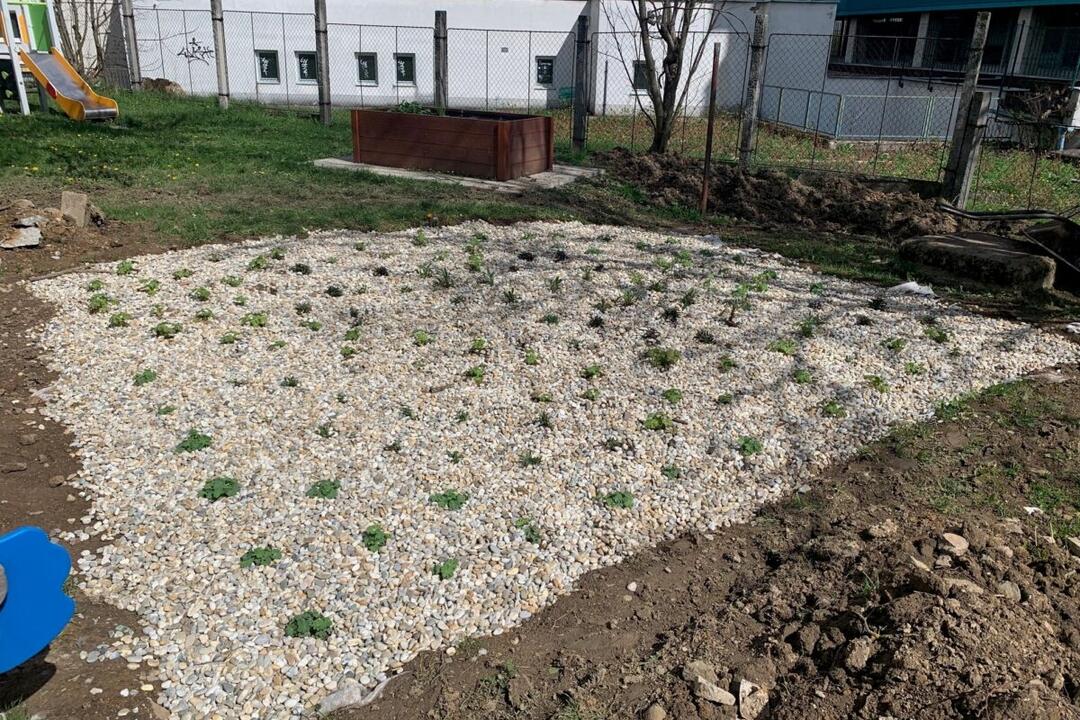 FOTO: Banská Bystrica skrášlila areály viacerých škôlok, foto 5