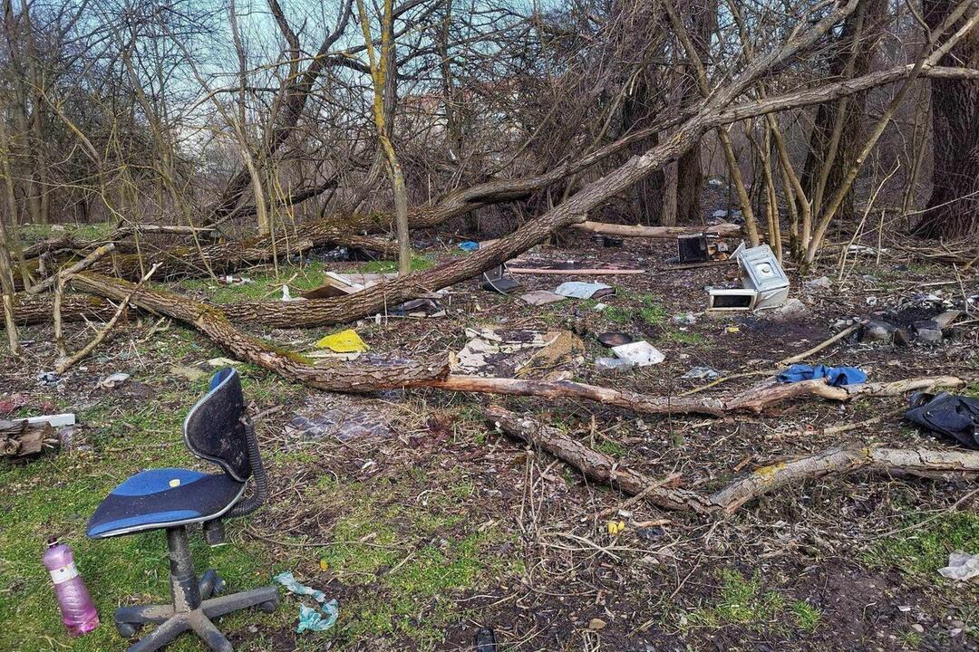 FOTO: Zvolen bojuje s čiernymi skládkami, foto 2