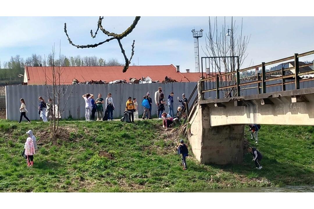 FOTO: Breznianski žiaci nesedeli v laviciach, ale čistili mesto, foto 1