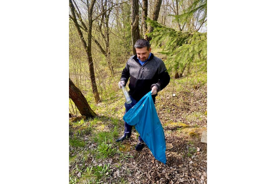 FOTO: Breznianski žiaci nesedeli v laviciach, ale čistili mesto, foto 2