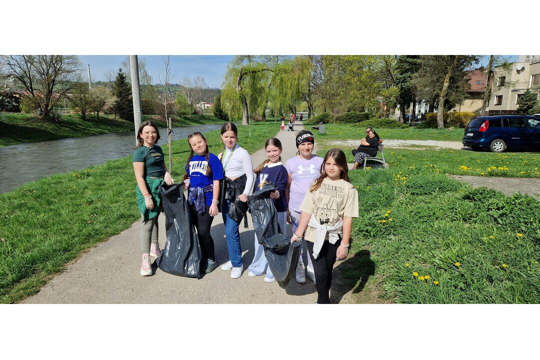 FOTO: Breznianski žiaci nesedeli v laviciach, ale čistili mesto, foto 5