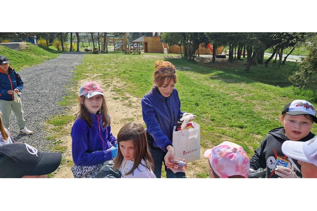FOTO: Breznianski žiaci nesedeli v laviciach, ale čistili mesto, foto 6