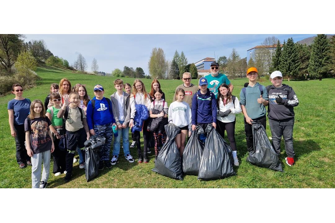 FOTO: Breznianski žiaci nesedeli v laviciach, ale čistili mesto, foto 7