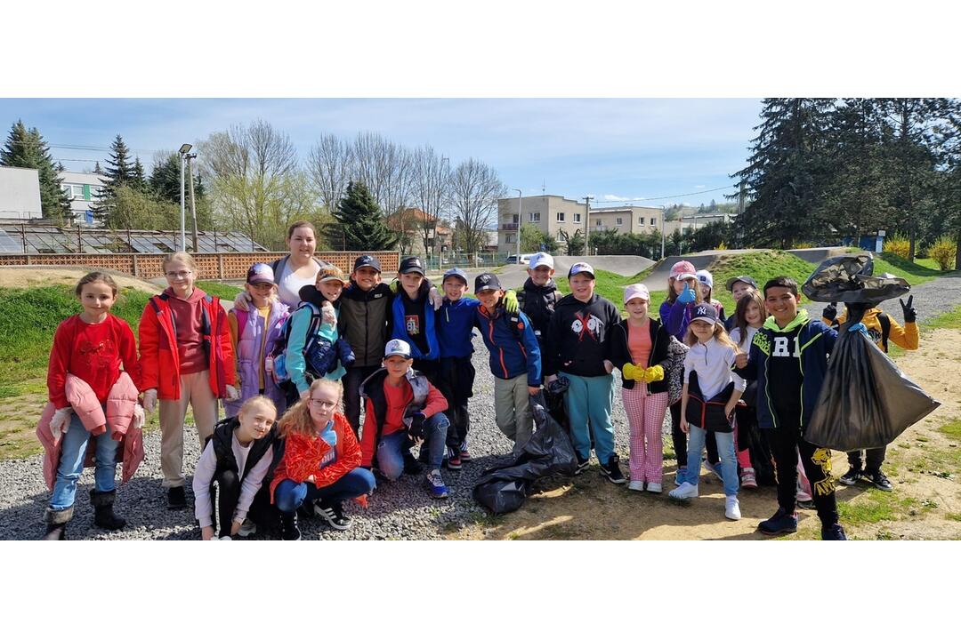 FOTO: Breznianski žiaci nesedeli v laviciach, ale čistili mesto, foto 8