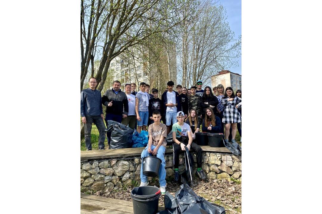 FOTO: Breznianski žiaci nesedeli v laviciach, ale čistili mesto, foto 9