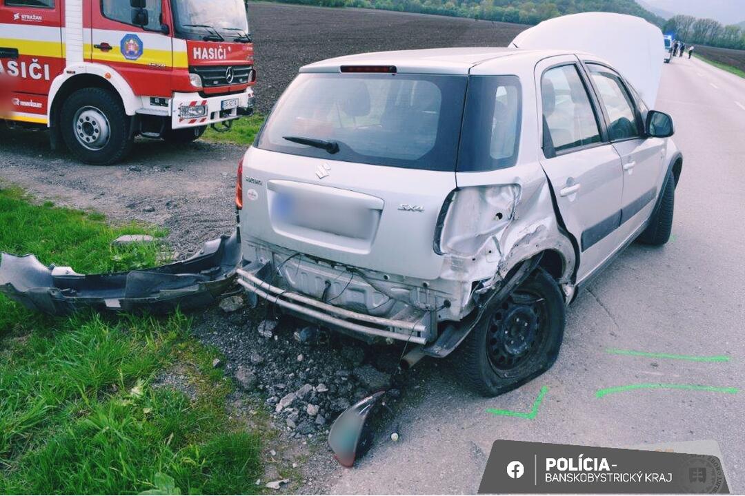 FOTO: Medzi Revúcou a Muránskou Dlhou Lúkou sa zrazilo auto s motocyklom, foto 2