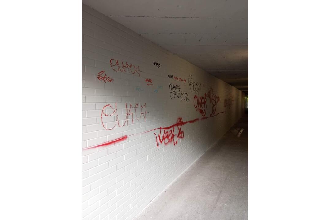 FOTO: Vandali opäť zničili podchod v Banskej Bystrici, foto 1