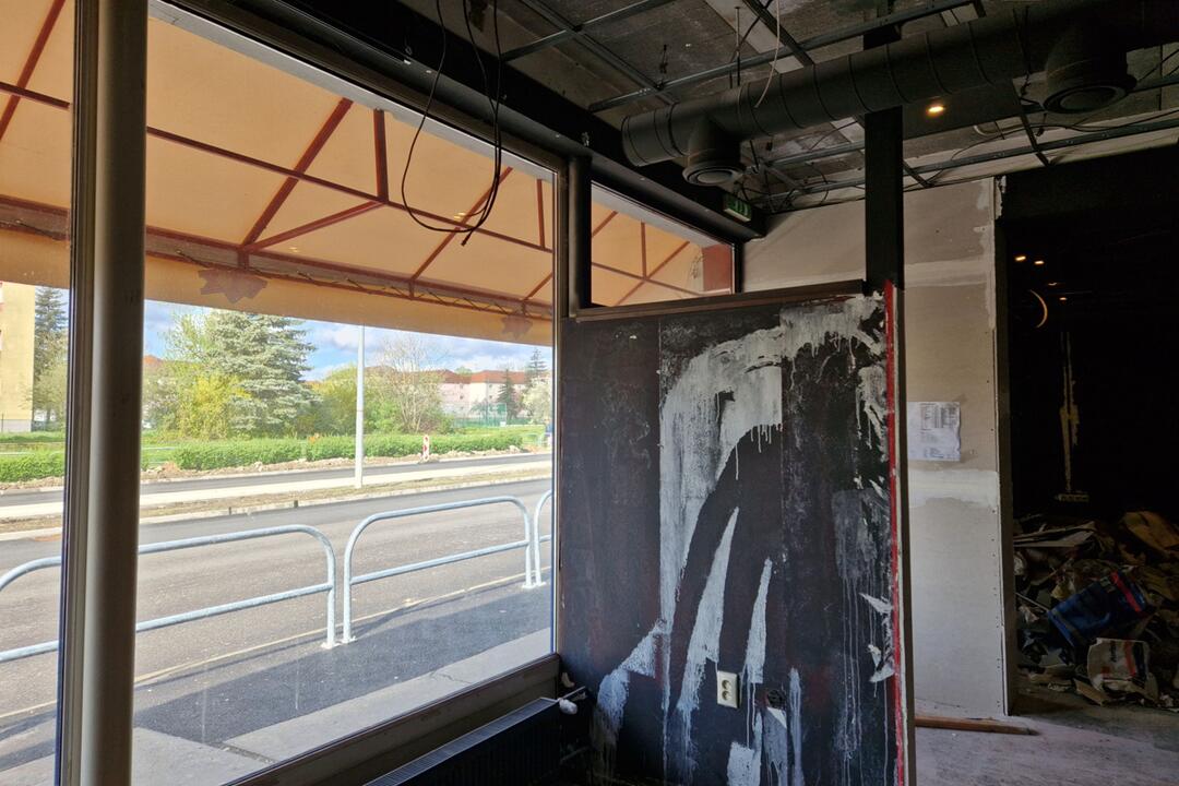 FOTO: Žiar nad Hronom otvorí autobusovú čakáreň, ktorá vznikla z bývalej herne, foto 2
