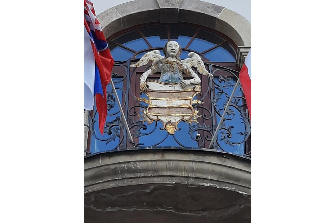 FOTO: Mestský erb podstupuje rekonštrukciu. Nahradí ho replika, foto 2