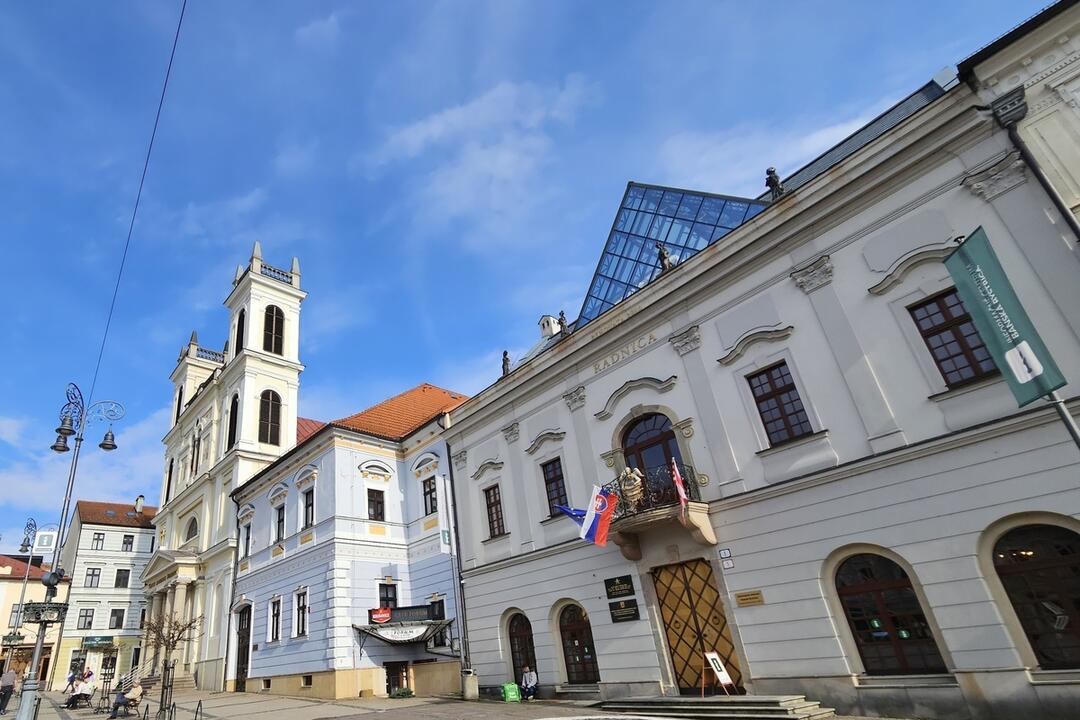 FOTO: Mestský erb podstupuje rekonštrukciu. Nahradí ho replika, foto 3