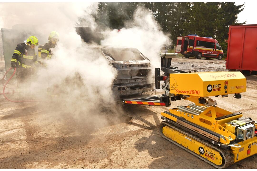 FOTO: Hasičský zbor testuje nové metódy hasenia elektromobilov, foto 9