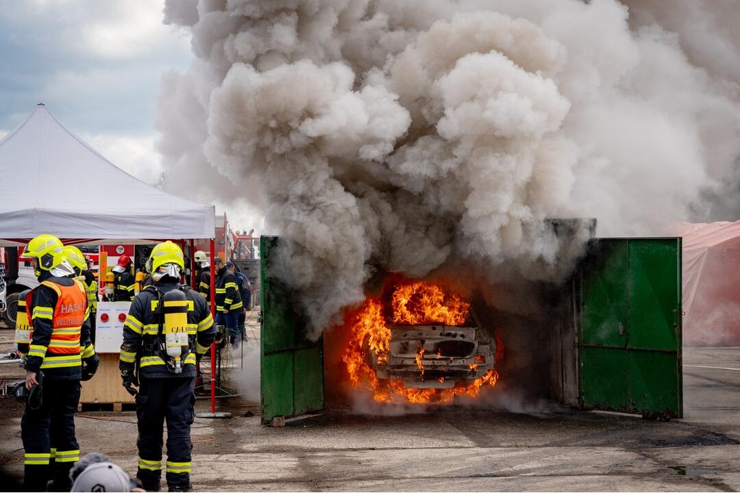 FOTO: Hasičský zbor testuje nové metódy hasenia elektromobilov, foto 16