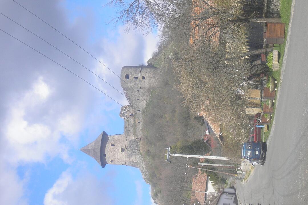 FOTO: Šomoška - hrad na Slovensku, podhradie v Maďarsku, foto 1