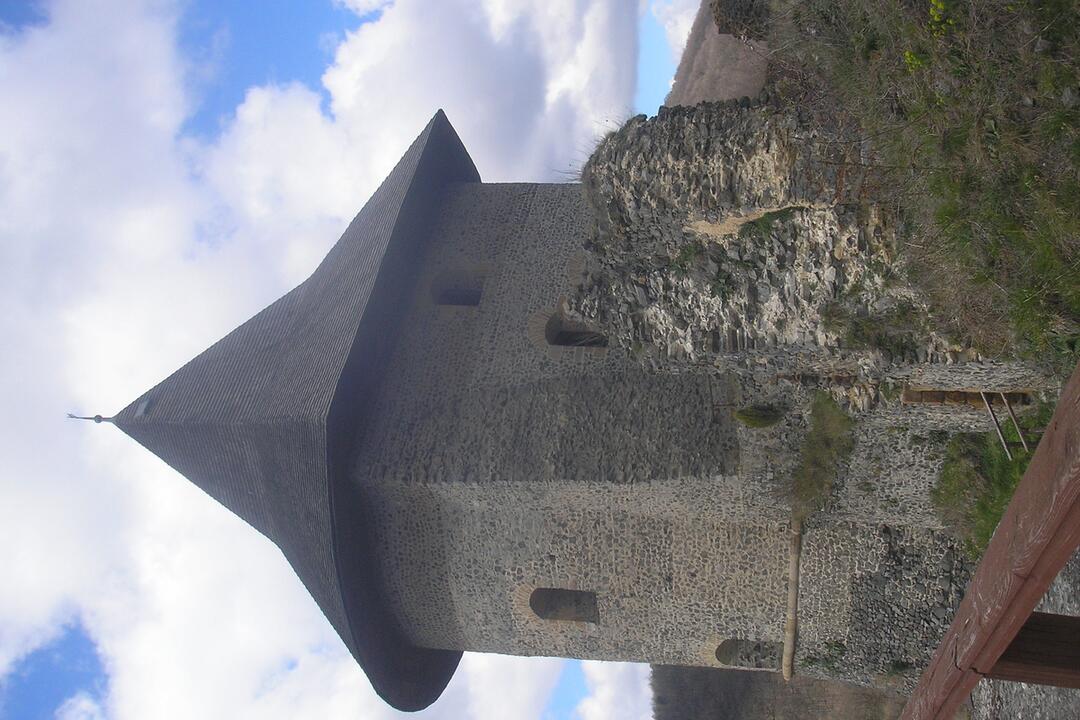 FOTO: Šomoška - hrad na Slovensku, podhradie v Maďarsku, foto 2