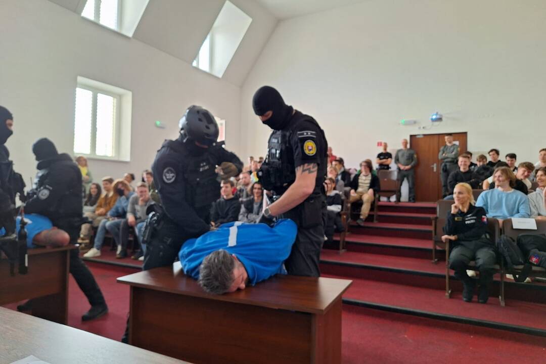 FOTO: Študenti z Banskej Bystrice boli vo väzení počas preventívnej aktivity, foto 5