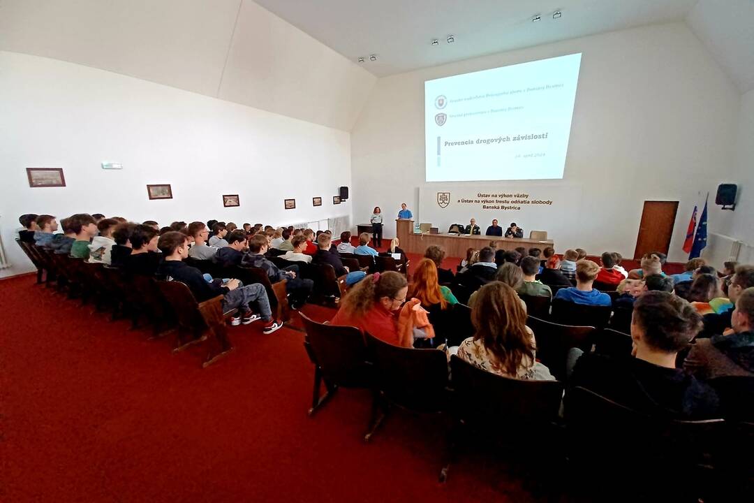 FOTO: Študenti z Banskej Bystrice boli vo väzení počas preventívnej aktivity, foto 4