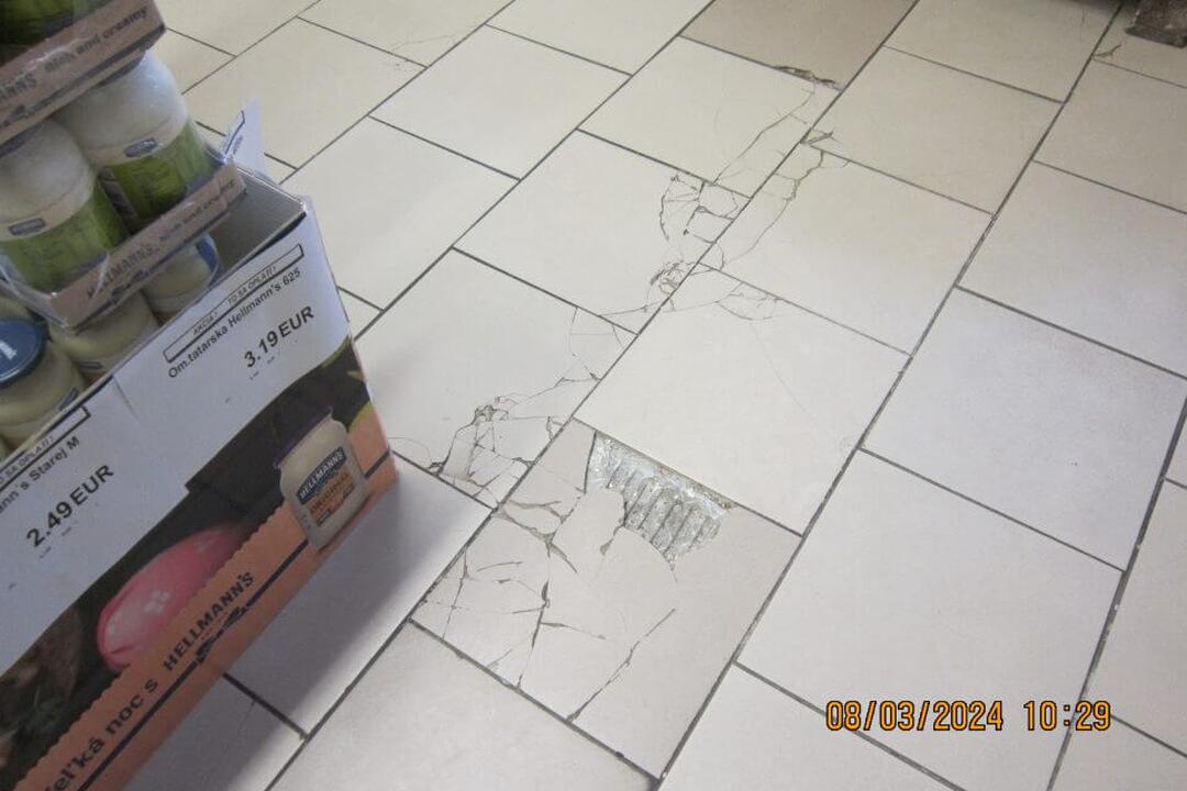 FOTO: Inšpektori v predajniach s potravinami odhalili viacero nedostatkov, foto 30