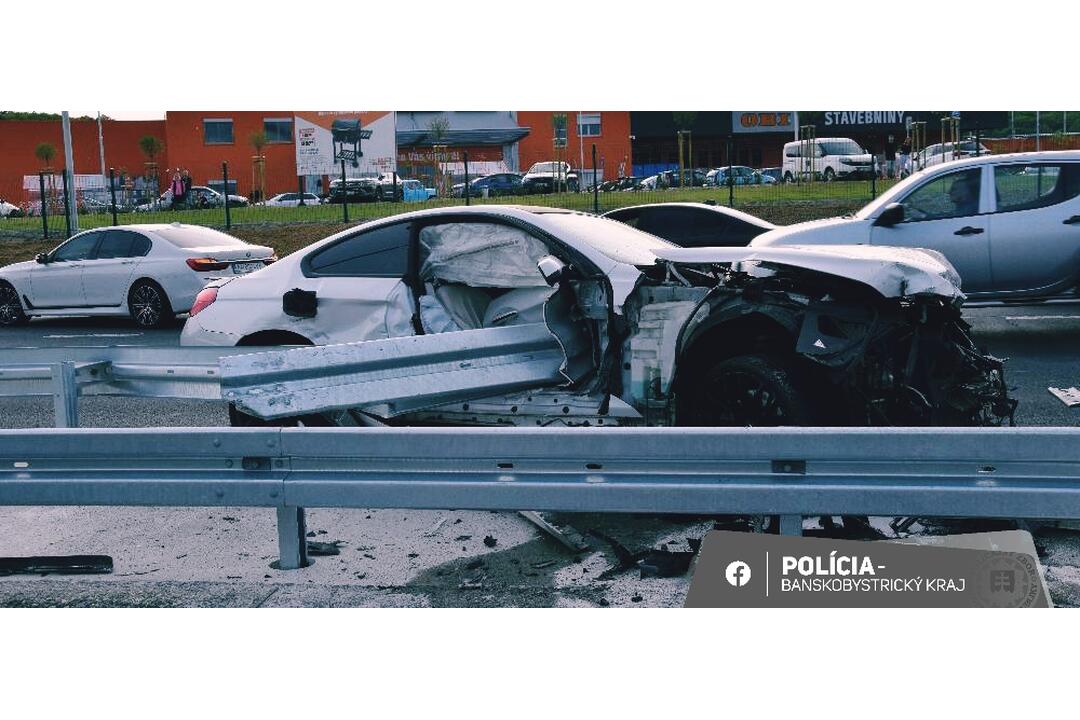 FOTO: Vážne vyzerajúca nehoda vo Zvolene. Vodič si rýchlou jazdou zničil auto, foto 1