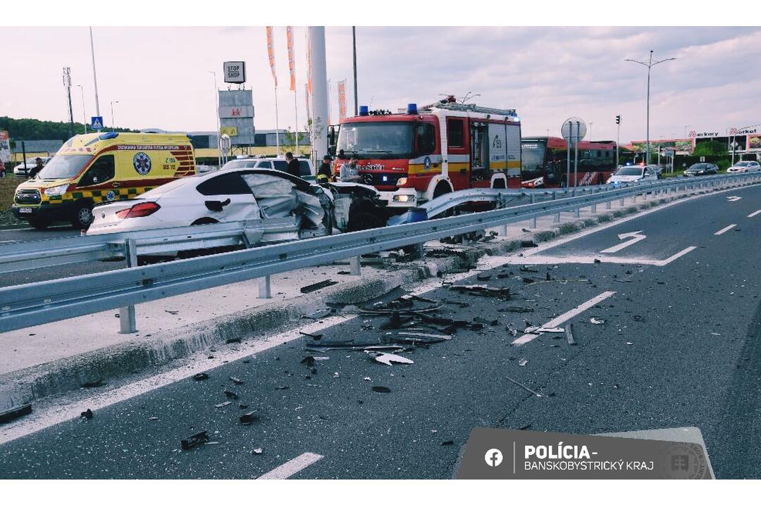 FOTO: Vážne vyzerajúca nehoda vo Zvolene. Vodič si rýchlou jazdou zničil auto, foto 2