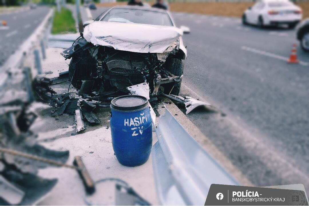 FOTO: Vážne vyzerajúca nehoda vo Zvolene. Vodič si rýchlou jazdou zničil auto, foto 3