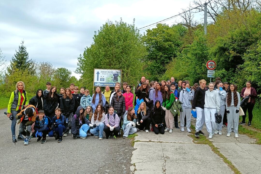 FOTO: Žiaci zo Žiaru nad Hronom vyšli z lavíc a čistili okolitú prírodu, foto 1
