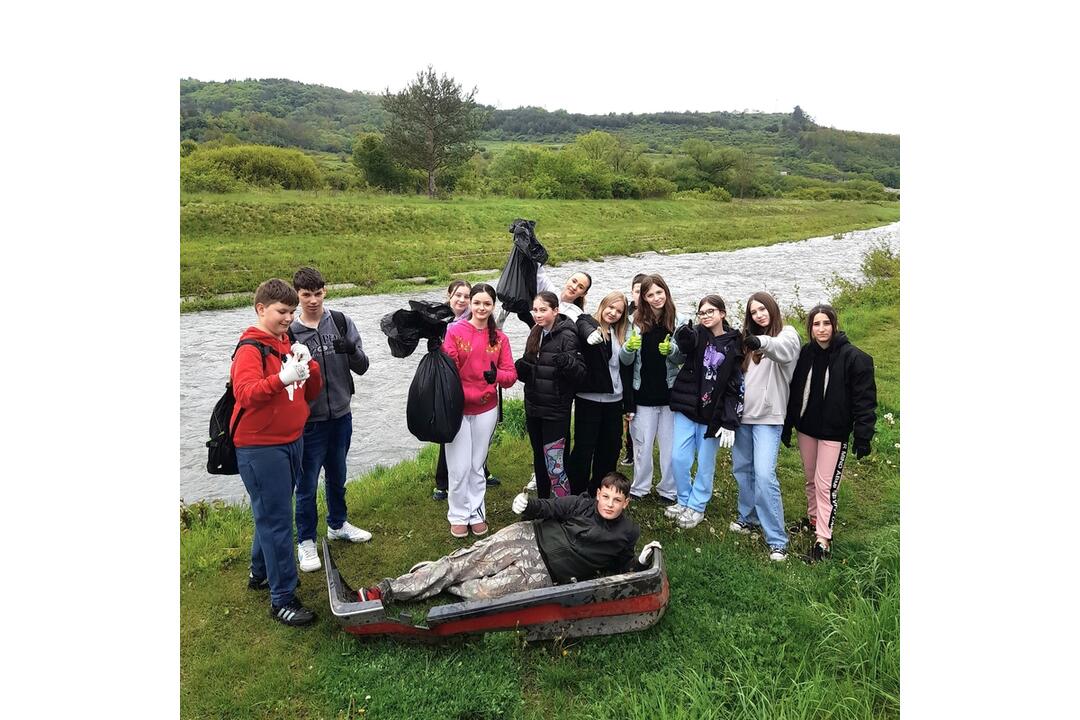 FOTO: Žiaci zo Žiaru nad Hronom vyšli z lavíc a čistili okolitú prírodu, foto 2