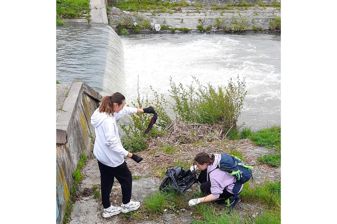 FOTO: Žiaci zo Žiaru nad Hronom vyšli z lavíc a čistili okolitú prírodu, foto 3