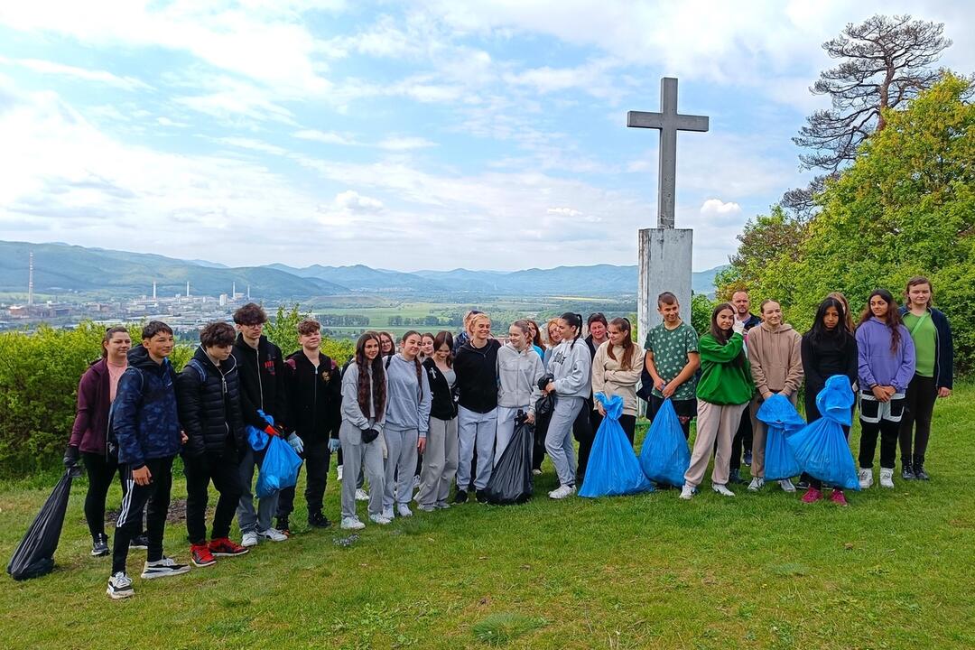 FOTO: Žiaci zo Žiaru nad Hronom vyšli z lavíc a čistili okolitú prírodu, foto 6