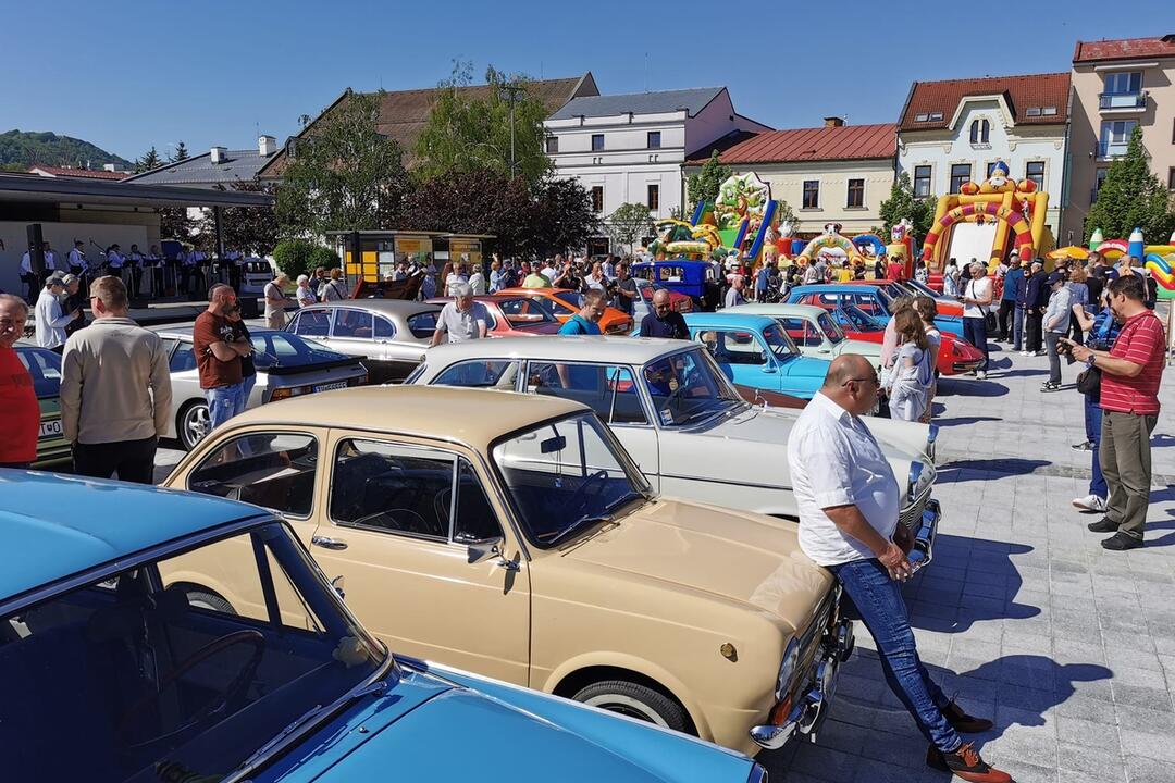 FOTO: Unikátne veterány na zvolenskom námestí. Prišli si ich obzrieť stovky ľudí, foto 2