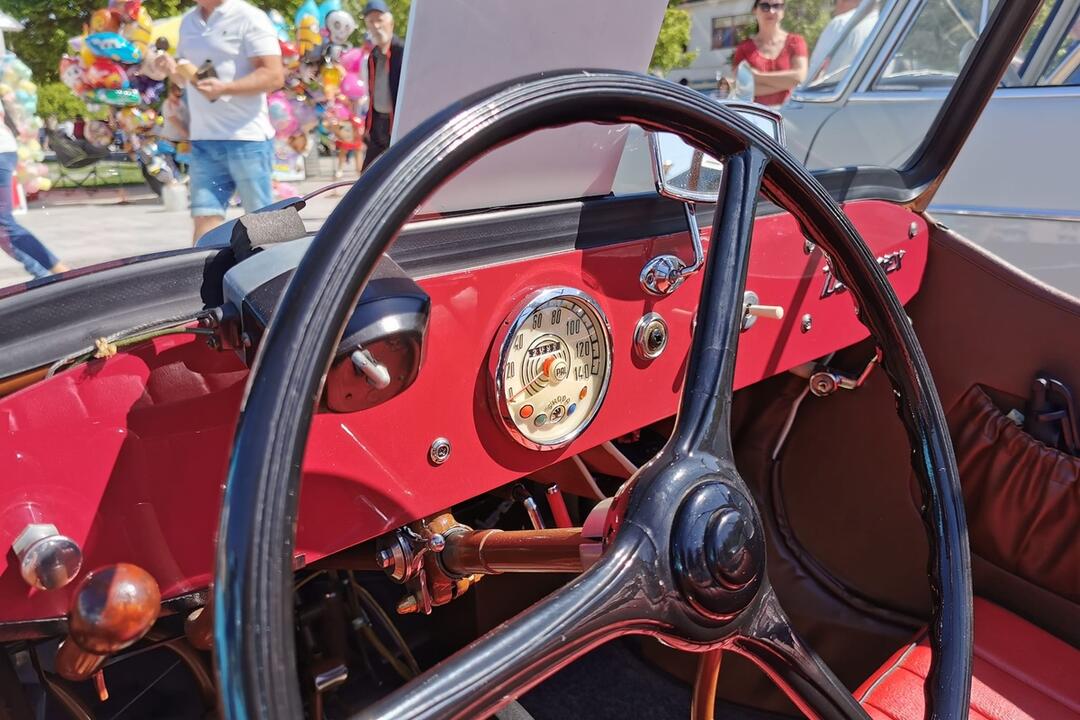 FOTO: Unikátne veterány na zvolenskom námestí. Prišli si ich obzrieť stovky ľudí, foto 4