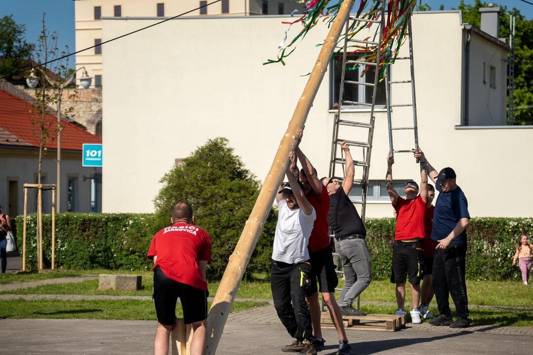 FOTO: Hasiči zo Žarnovice mali plné ruky práce. Nehasili požiari, ale stavali máj, foto 4